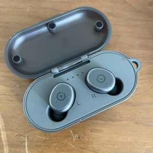 Wireless earbuds